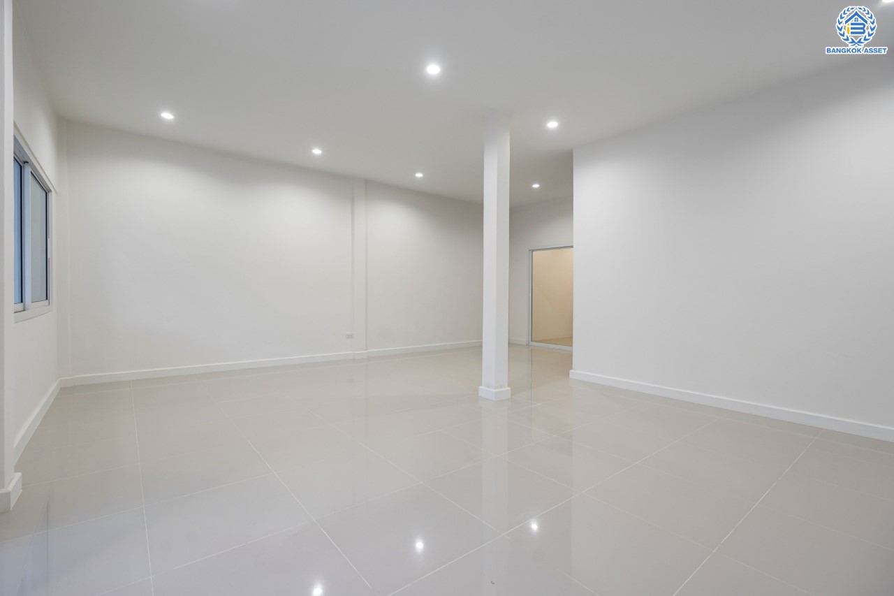 บ้านมือสองตกแต่งใหม่ ม.ซื่อตรง รัตนาธิเบศร์ หน้าโครงการติดรถไฟฟ้า "สถานีไทรม้า"!! เนื้อที่ 26 ตร.ว. ฟังก์ชัน 3 ห้องนอน 2 ห้องน้ำ 1 ที่จอดรถ ทำเลใกล้ เซ็นทรัลรัตนาธิเบศร์ และทางด่วน "งามวงศ์วาน"